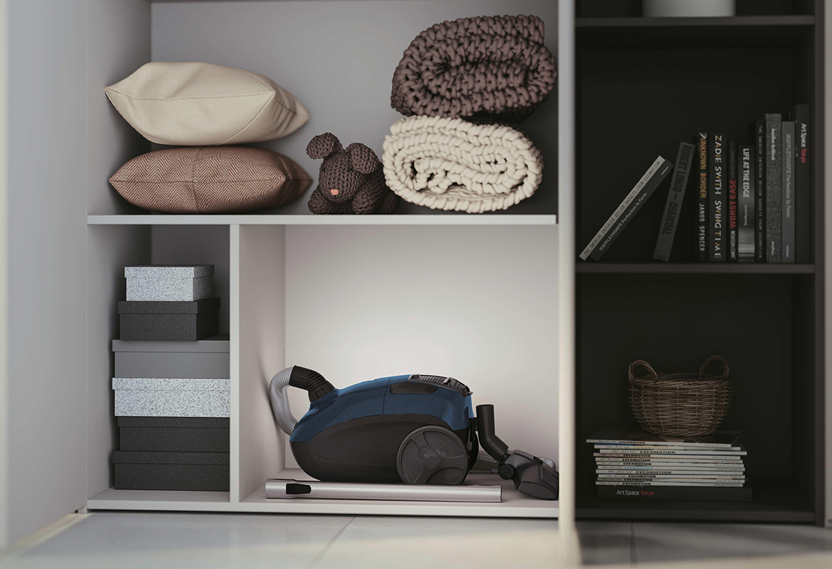 Η σκούπα αποθηκευμένη σε ένα ράφι ντουλάπας.